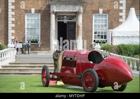 Honourable Artillery Company, London, UK. Am 8. Juni 2018. Eine Anzeige von einigen der besten Autos der Welt in der intimen Atmosphäre der Gärten der Honourable Artillery Company unter heißer Sonne, durch Stadt Büros umgeben. Gold Gewinner des London Concours Beste 2018 der Show ist dieses 1911 Fiat S 76. Credit: Malcolm Park/Alamy Leben Nachrichten. Stockfoto