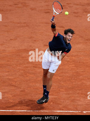 Paris, Frankreich. 8. Juni 2018. Dominic Thiem Österreichs dient während der Männer singles im Halbfinale gegen Marco Cecchinato Italiens bei den French Open Tennis Turnier 2018 in Paris am 8. Juni 2018. Credit: Luo Huanhuan/Xinhua/Alamy leben Nachrichten Stockfoto