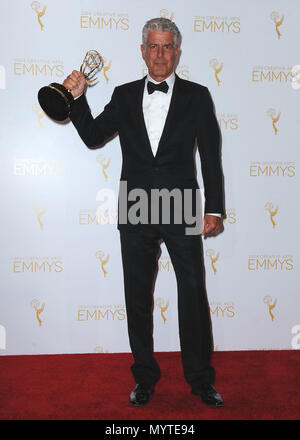 *** Foto *** Anthony Bourdain Toten des offensichtlichen Selbstmord LOS ANGELES, Ca - 16. August: Anthony Bourdain in der Presse im Fernsehen Akademie 2014 Creative Arts Emmy Awards im Nokia Theatre L.A. Live am 16. August 2014 in Los Angeles, Kalifornien. PGKirkland/MediaPunch Stockfoto