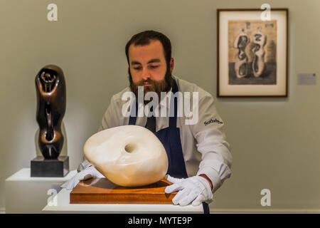 London, Großbritannien. 8 Jun, 2018. Dame Barbara Hepworth, Spirale, est £ 1,2-1,8m - Moderne & Post-War British Art, Teil der modernen Britischen Kunst Woche Sotheby's New Bond Street, London, am 12./13. Juni 2018. Credit: Guy Bell/Alamy leben Nachrichten Stockfoto