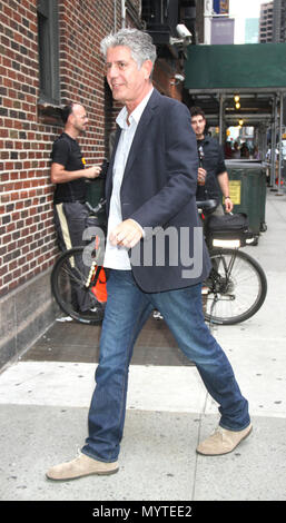 *** Foto *** Anthony Bourdain Toten des offensichtlichen Selbstmord am 11. Juni 2012: Anthony Bourdain in der Late Show mit David Letterman in New York City. © RW/MediaPunch Inc. Stockfoto
