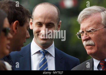 Washington, DC, USA. 8. Juni 2018. Senior Advisor für Politik Stephen Miller (Mitte) National Security Advisor John Bolton (rechts) als Präsident Donald Trump Fragen von Reportern vor dem Abflug das Weiße Haus zu den G7-Gipfel außerhalb von Quebec zu Kopf. Quelle: Michael Candelori/ZUMA Draht/Alamy leben Nachrichten Stockfoto