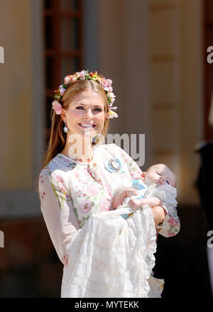 Prinzessin Madeleine und Prinzessin Adrienne von Schweden posieren für die Presse, die am 8. Juni 2018, nach der Taufe der Prinzessin Adrienne auf Schloss Drottningholm Kapelle Foto: Albert Nieboer/Niederlande/Point de Vue, - KEINE LEITUNG SERVICE · Foto: Albert Nieboer/Royal drücken Sie Europa/RPE Stockfoto