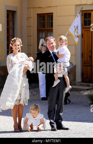 Prinzessin Madeleine und Christopher O'Neill, Prinzessin Leonore, Prinz Nicolas und Prinzessin Adrienne von Schweden posieren für die Presse, die am 8. Juni 2018, nach der Taufe der Prinzessin Adrienne auf Schloss Drottningholm Kapelle Foto: Albert Nieboer/Niederlande/Point de Vue, - KEINE LEITUNG SERVICE · Foto: Albert Nieboer/Royal drücken Sie Europa/RPE Stockfoto