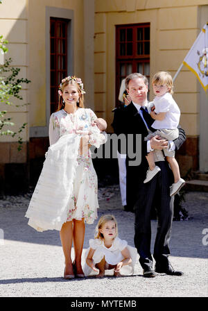 Prinzessin Madeleine und Christopher O'Neill, Prinzessin Leonore, Prinz Nicolas und Prinzessin Adrienne von Schweden posieren für die Presse, die am 8. Juni 2018, nach der Taufe der Prinzessin Adrienne auf Schloss Drottningholm Kapelle Foto: Albert Nieboer/Niederlande/Point de Vue, - KEINE LEITUNG SERVICE · Foto: Albert Nieboer/Royal drücken Sie Europa/RPE Stockfoto