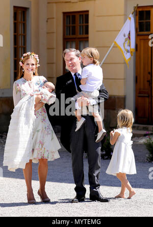 Prinzessin Madeleine und Christopher O'Neill, Prinzessin Leonore, Prinz Nicolas und Prinzessin Adrienne von Schweden posieren für die Presse, die am 8. Juni 2018, nach der Taufe der Prinzessin Adrienne auf Schloss Drottningholm Kapelle Foto: Albert Nieboer/Niederlande/Point de Vue, - KEINE LEITUNG SERVICE · Foto: Albert Nieboer/Royal drücken Sie Europa/RPE Stockfoto