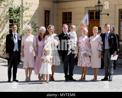 Prinzessin Madeleine und Christopher O'Neill, Prinzessin Leonore, Prinz Nicolas und Prinzessin Adrienne von Schweden und den Paten und Mütter für die Presse posiert, am 8. Juni 2018, nach der Taufe der Prinzessin Adrienne auf Schloss Drottningholm Kapelle Foto: Albert Nieboer/Niederlande/Point de Vue, - KEINE LEITUNG SERVICE · Foto: Albert Nieboer/Royal drücken Sie Europa/RPE Stockfoto