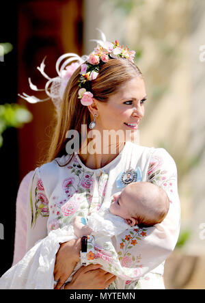 Prinzessin Madeleine und Prinzessin Adrienne von Schweden posieren für die Presse, die am 8. Juni 2018, nach der Taufe der Prinzessin Adrienne auf Schloss Drottningholm Kapelle Foto: Albert Nieboer/Niederlande/Point de Vue, - KEINE LEITUNG SERVICE · Foto: Albert Nieboer/Royal drücken Sie Europa/RPE Stockfoto