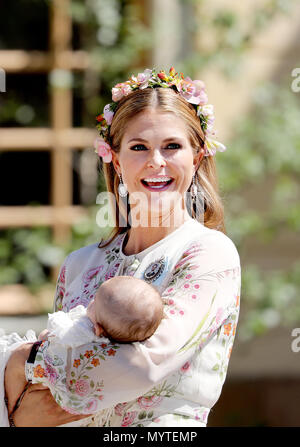 Prinzessin Madeleine und Prinzessin Adrienne von Schweden posieren für die Presse, die am 8. Juni 2018, nach der Taufe der Prinzessin Adrienne auf Schloss Drottningholm Kapelle Foto: Albert Nieboer/Niederlande/Point de Vue, - KEINE LEITUNG SERVICE · Foto: Albert Nieboer/Royal drücken Sie Europa/RPE Stockfoto