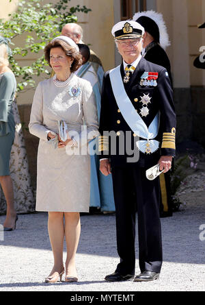 König Carl Gustaf und Königin Silvia von Schweden posieren für die Presse, die am 8. Juni 2018, nach der Taufe der Prinzessin Adrienne auf Schloss Drottningholm Kapelle Foto: Albert Nieboer/Niederlande/Point de Vue, - KEINE LEITUNG SERVICE · Foto: Albert Nieboer/Royal drücken Sie Europa/RPE Stockfoto