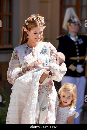 Prinzessin Madeleine, Prinzessin Leonore und Prinzessin Adrienne von Schweden posieren für die Presse, die am 8. Juni 2018, nach der Taufe der Prinzessin Adrienne auf Schloss Drottningholm Kapelle Foto: Albert Nieboer/Niederlande/Point de Vue, - KEINE LEITUNG SERVICE · Foto: Albert Nieboer/Royal drücken Sie Europa/RPE Stockfoto