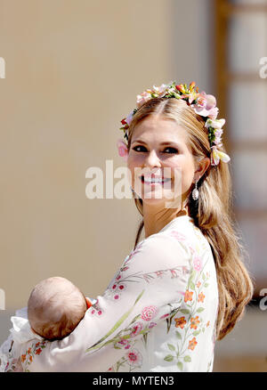 Prinzessin Madeleine und Prinzessin Adrienne von Schweden posieren für die Presse, die am 8. Juni 2018, nach der Taufe der Prinzessin Adrienne auf Schloss Drottningholm Kapelle Foto: Albert Nieboer/Niederlande/Point de Vue, - KEINE LEITUNG SERVICE · Foto: Albert Nieboer/Royal drücken Sie Europa/RPE Stockfoto