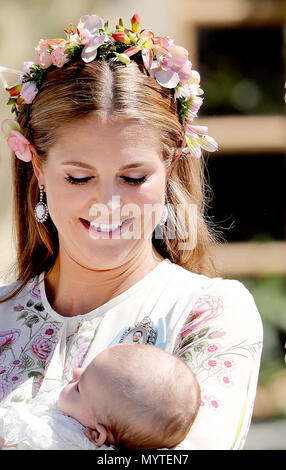 Prinzessin Madeleine und Prinzessin Adrienne von Schweden posieren für die Presse, die am 8. Juni 2018, nach der Taufe der Prinzessin Adrienne auf Schloss Drottningholm Kapelle Foto: Albert Nieboer/Niederlande/Point de Vue, - KEINE LEITUNG SERVICE · Foto: Albert Nieboer/Royal drücken Sie Europa/RPE Stockfoto