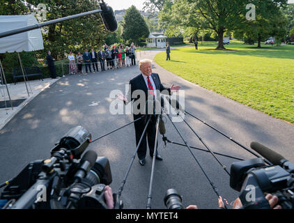 Washington, Vereinigte Staaten von Amerika. 08 Juni, 2018. Präsidenten der Vereinigten Staaten Donald J. Trumpf spricht mit den Mitteln vor der Abreise das Weiße Haus in Washington, DC, das G-7-Treffen in Kanada, Juni 8, 2018 zu besuchen. Quelle: Chris Kleponis/CNP | Verwendung der weltweiten Kredit: dpa/Alamy leben Nachrichten Stockfoto