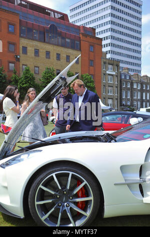 London, Großbritannien. 8 Jun, 2018. Ein 2011 Aston Martin One-77 auf Anzeige an die Stadt Concours Autofahren Garden Party. Banker, Einkäufer und Benzin Köpfe versammelten sich heute für die jährliche Stadt Concours Autofahren Garden Party in den Gärten der Honourable Artillery Company hat seinen Sitz im Herzen der Stadt London, Vereinigtes Königreich. Der Fall stellt einige der schönsten Sportwagen der Welt und fast 100 leistung Symbole, Vergangenheit und Gegenwart, in der fünf geparkt werden - morgen grüne Oase, versteckt in unmittelbarer Nähe der City Road für die diesjährige Veranstaltung. Quelle: Michael Preston/Alamy leben Nachrichten Stockfoto