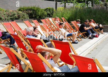 Southbank. London, Großbritannien. 8. Juni 2018 - Touristen und Einheimische genießen die warmen Sonnenstrahlen in dem Londoner Southbank. Credit: Dinendra Haria/Alamy leben Nachrichten Stockfoto