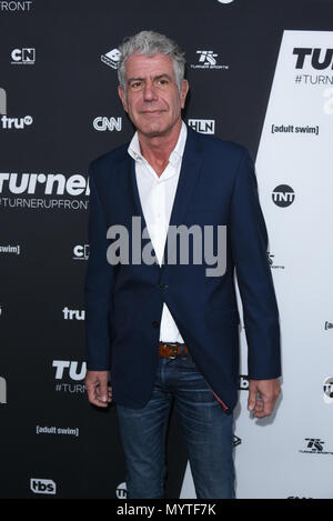 Foto: 8 Jun, 2018. Anthony Bourdain führt weg von offensichtlichen Selbstmord. Foto: Anthony Bourdain besucht die Turner Upfront 2016 Ankünfte am Theater im Madison Square Garden am 18. Mai 2016 in New York City. Credit: Erik Pendzich/Alamy leben Nachrichten Stockfoto