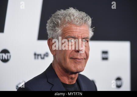 Foto: 8 Jun, 2018. Anthony Bourdain führt weg von offensichtlichen Selbstmord. Foto: Anthony Bourdain besucht die Turner Upfront 2016 Ankünfte am Theater im Madison Square Garden am 18. Mai 2016 in New York City. Credit: Erik Pendzich/Alamy leben Nachrichten Stockfoto