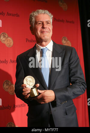 Foto: 8 Jun, 2018. Anthony Bourdain führt weg von offensichtlichen Selbstmord. Foto: Anthony Bourdain besucht 73. jährlichen George Foster Peabody Awards im Waldorf=Astoria am 19. Mai 2014 in New York City. Credit: Erik Pendzich/Alamy leben Nachrichten Stockfoto