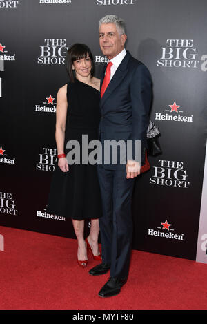 Foto: 8 Jun, 2018. Anthony Bourdain führt weg von offensichtlichen Selbstmord. Foto: Anthony Bourdain besucht die "Die Große ' New York Premiere im Ziegfeld Theatre am 23. November 2015 in New York City. Credit: Erik Pendzich/Alamy leben Nachrichten Stockfoto