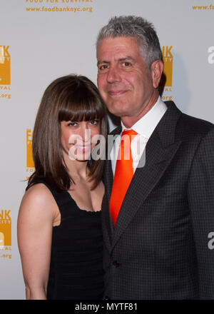 Foto: 8 Jun, 2018. Anthony Bourdain führt weg von offensichtlichen Selbstmord. Foto: (R) Küchenchef Anthony Bourdain und Frau Ottavia Busia nehmen an der 2011 Can-Do Preise Abendessen am Pier 60 An den Chelsea Piers am 7. April 2011 in New York City. Credit: Erik Pendzich/Alamy leben Nachrichten Stockfoto