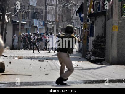 Juni 8, 2018 - Srinagar, J&K, Indien - Kaschmir Demonstranten Aufeinandertreffen mit der indischen Regierung nach dem Freitag gemeindliche Gebete in Srinagar, Indien verwalteten Kaschmir. Tausende von Menschen auf dem Kaschmir-tal beobachtet am letzten Freitag des Ramadan (al-Quds Tag) in Solidarität mit Unterdrückten Palästinenser während der Kundgebungen, Demonstrationen, die genommen wurden, während sich die Jugend Zusammentreffen mit den Streitkräften der Regierung nach dem Freitagsgebet in der Altstadt von Dubrovnik. Die Demonstranten skandierten Anti-Indien und pro-freiheit Parolen. Kräfte feuerte Tränengaskanister und Pellets die protestieren sie zu zerstreuen Stockfoto