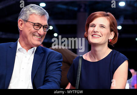 08. Juni 2018, Deutschland, Leipzig: Bernd Riexinger, Co - Vorsitzender der Partei Die Linke (Die Linke), und Katja Kipping, Vorsitzende der Linke, dargestellt, während der Linke Bundesparteitag sterben. Foto: Britta Pedersen/dpa Stockfoto