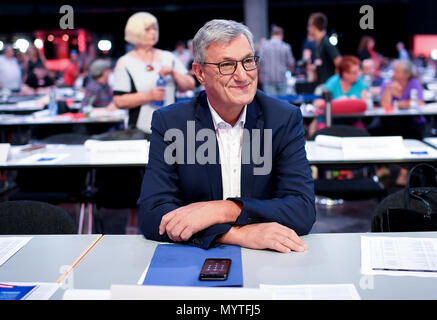 08. Juni 2018, Deutschland, Leipzig: Bernd Riexinger, Co - Vorsitzender der Partei die Linke (Die Linke), während die Linke Bundesparteitag sterben. Foto: Britta Pedersen/dpa Stockfoto