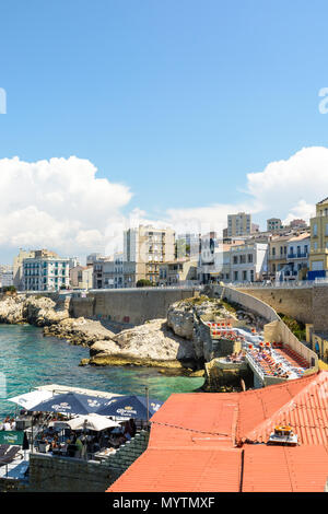 Restaurants am Strand an der Küste zwischen dem Meer und der Corniche Kennedy hängen haben ihre Terrassen mit Tischen, Sonnenschirmen und Liegestühlen auf einem h Stockfoto