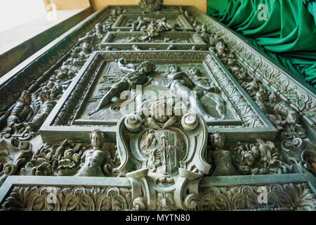 In der Nähe der bronze Relief der alte Tür von Loreto's Basilika, Italien Stockfoto