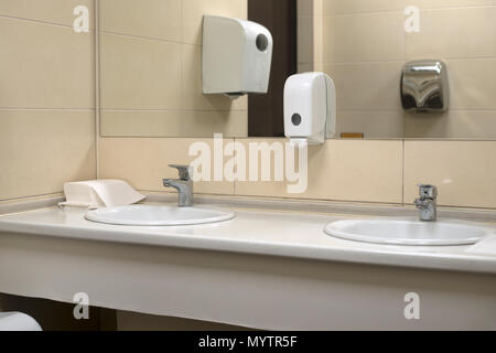 in einer öffentlichen Toilette Waschbecken Stockfoto