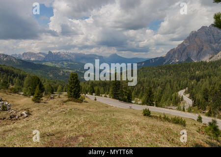 Panoramablick auf Val Badia mit Sella Gruppe auf der linken Seite ein Corvara im Tal von der Straße auf die Valparola Pass Stockfoto