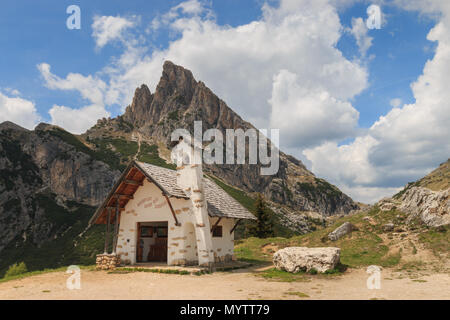 Kleine weiße Kapelle mit Sass de Stria Berg auf der Oberseite des Falzarego Pass in den Dolomiten, Italien Stockfoto