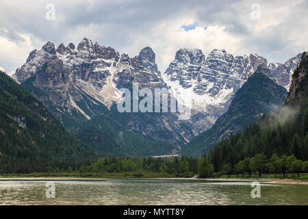 Alpine Mountain See Lago Di Landro mit Cristallo Gruppe im Hintergrund Stockfoto