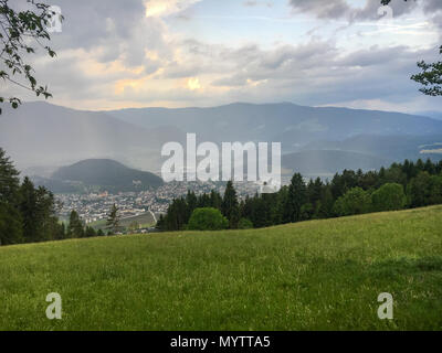 Die italienische Stadt Bruneck (Brunico) im Pustertal am Abend von oben Stockfoto