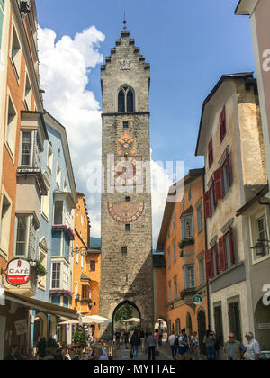 Sterzing (Vipiteno), Italien, - Juni 1, 2017: die Menschen in der Fußgängerzone in der Altstadt von Sterzing (Vipiteno) in der Italienischen Region Südtirol Stockfoto