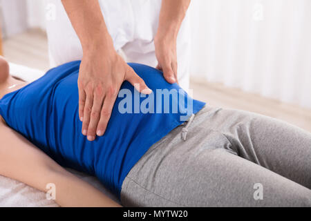 Nahaufnahme der Gynäkologe Hand Prüfung der schwangeren Frau in Klinik Stockfoto