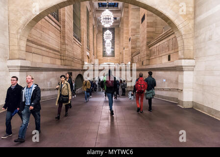 New York, USA - 29. Oktober 2017: Grand Central Terminal gewölbten Eingang von der U-Bahn in New York City mit Bahn Flur, viele Zuschauer voll Menschen Stockfoto