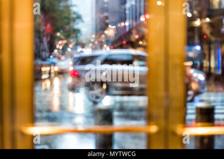 Grand Central Terminal Eingang, Verkehr Autos, von Lexington Avenue in New York City NYC, regnerischen Tag oder Abend, außen durch Tür fenster suchen b Stockfoto