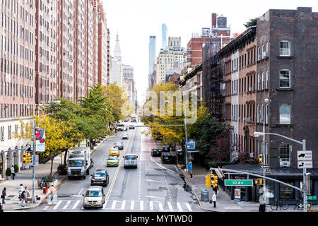 New York City, USA - 30. Oktober 2017: Luftaufnahme des Verkehrs 10. Straße Avenue Chelsea Nachbarschaft Apartment Gebäude und Autos in New York, Stockfoto
