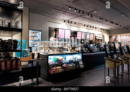 New York City, USA - 30. Oktober 2017: Starbucks Stores in Midtown Manhattan NYC NY mit Menü, um Zähler Auswahl an Essen, Kaffee im Cafe Stockfoto
