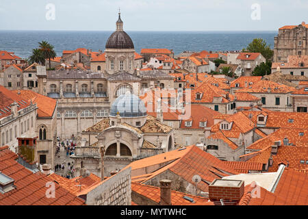 September 11, 2014: Dubrovnik, Kroatien: Blick über die Stadtlandschaft der kroatischen Hauptstadt mit Kupfer Dächer und Häuser Stockfoto