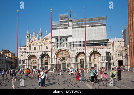 August 27, 2014 - Venedig, Italien: Tauben und Touristen schmücken den berühmten Platz am Markusplatz in Venedig Stockfoto