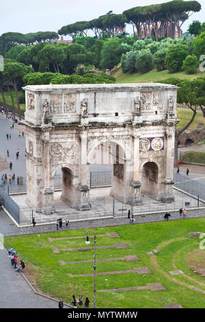 Mai 11, 2016: Rom, Italien, der Triumphbogen des Konstantin Säulen mit Touristen durch das Kolosseum in Rom Stockfoto