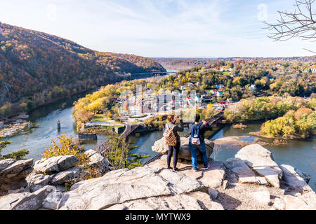 Harper's Ferry, USA - November 11, 2017: Blicken Sie mit Wanderer Menschen Frauen Paar, farbenfrohen orange gelb Laub Herbst Herbst Wald mit kleinen Dorf Stockfoto