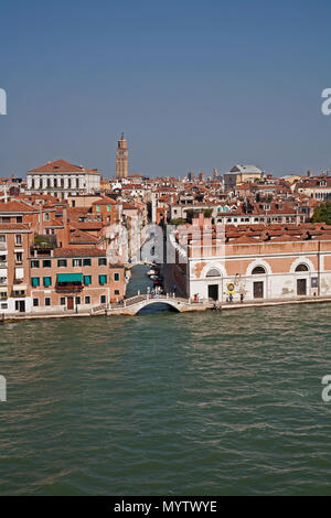 September 8, 2014: Venedig, Italien - Blick durch eines von Venedigs Kanäle, durch die Wasser, zwischen den Häusern. Kirchturm in der Ferne. Stockfoto