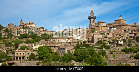 Valldemossa, Spanien - 30. Mai 2016: Across beige Häuser und die Kirche Santa Catalina Thomas Stockfoto