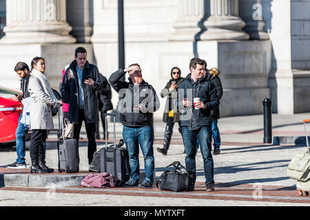 Washington DC, USA - November 23, 2017: Union Station am Columbus Circle mit glücklichen Menschen anreisen, mit Gepäck, Gepäck, Taschen, stehend Warten auf t Stockfoto