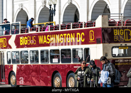 Washington DC, USA - November 23, 2017: Union Station am Columbus Circle mit Leuten anreisen, Big Bus Touren anmelden Stockfoto