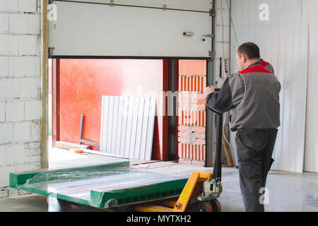 Männliche Arbeiter bei industriellen Fabrik auf die Produktion von Maschinen Stockfoto